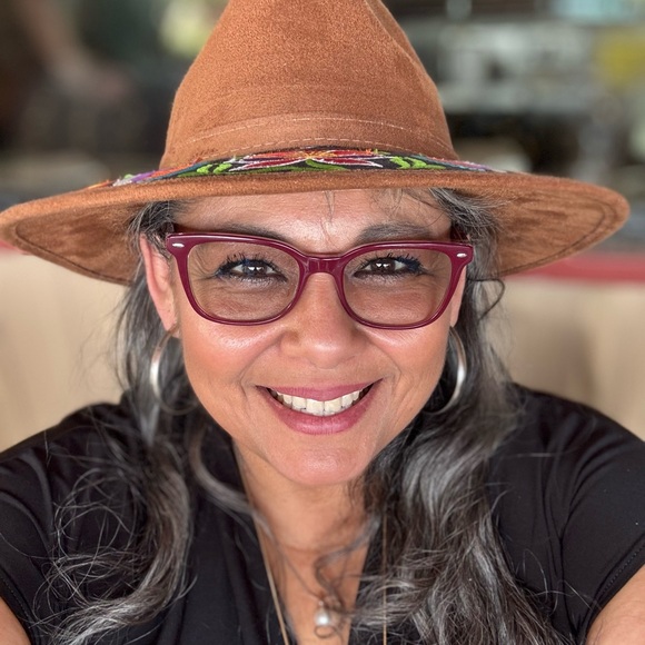 Meet your Posher, Sandy - Picture 1 of 1